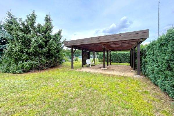 Doppelcarport im Garten