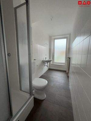 Badezimmer (VOR Ausbesserungsarbeiten)