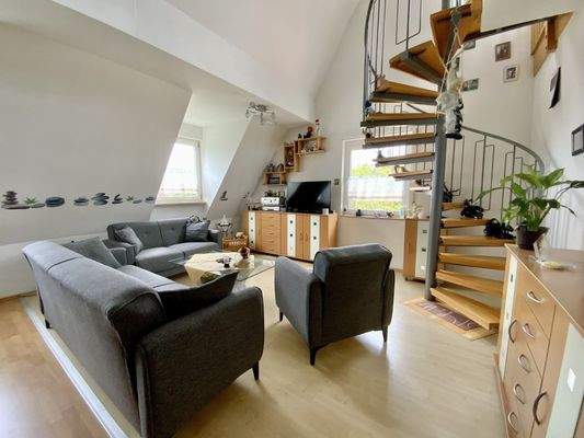 Wohnbereich mit Wendeltreppe in die Galerie