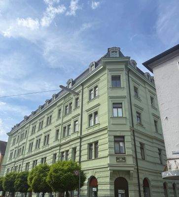 Fassade rechts mit Baumkrone 3.jpeg