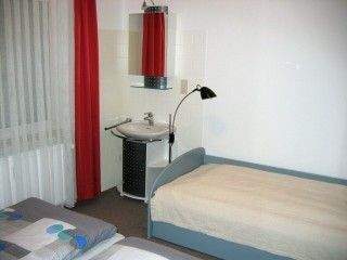 Schlafzimmer mit Waschmöglichkeit