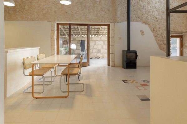 Ess- und Wohnbereich mit Ofen