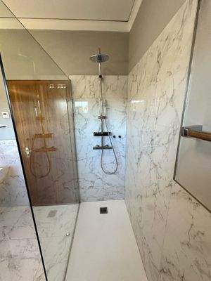 Luxuriöse Regendusche in Marmor-Optik