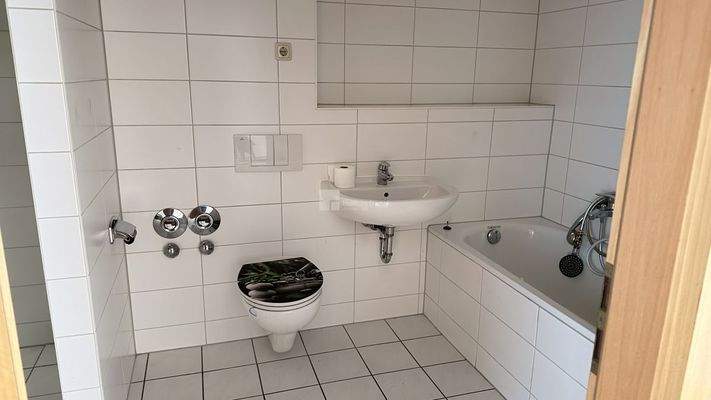 In das innenliegende Bad sehend