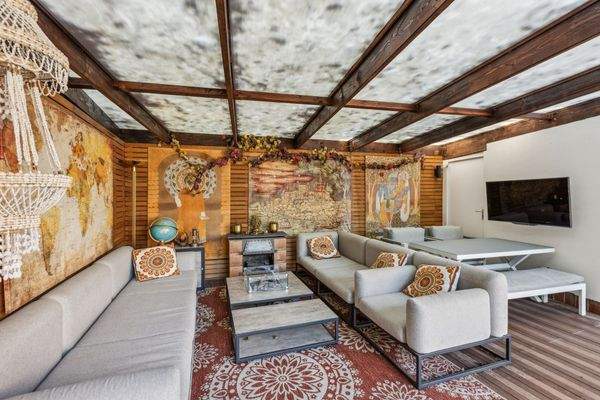 Poolhaus mit viel Platz zum Entspannen