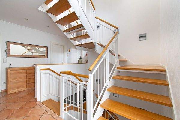 Einladender Flur mit eleganter Holztreppe