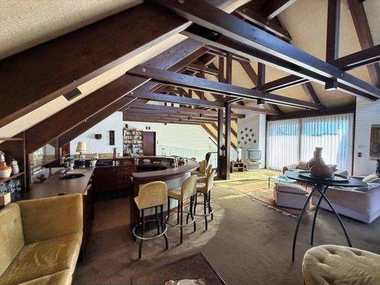 Galerie mit Bar und Sitzecke