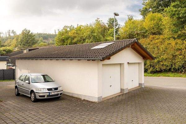 Garagengebäude mit vier Garagen, daneben zwei Stellplätze