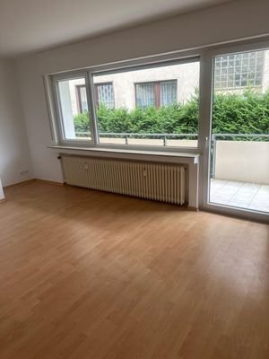 Wohnzimmer mit Blick auf den Balkon