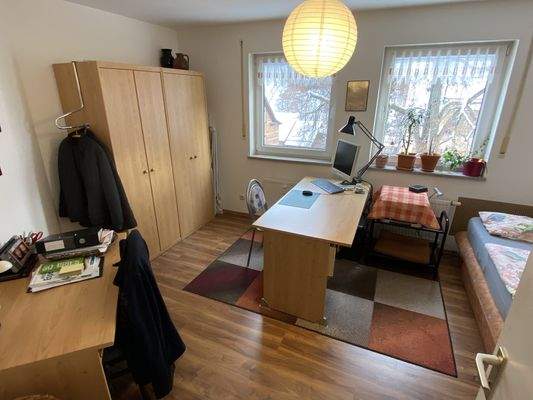 Helles Kinderzimmer mit viel Tageslicht