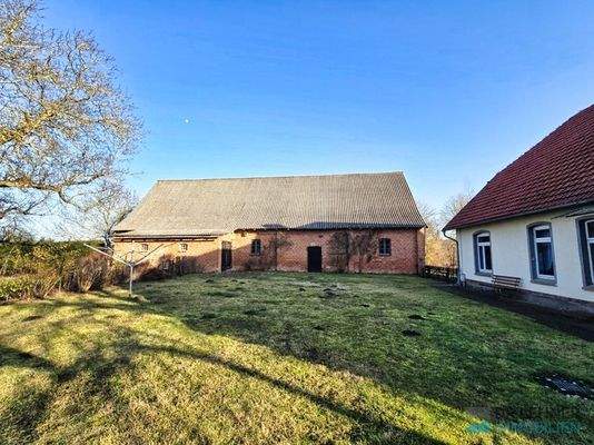 Hof mit Blick zur Scheune