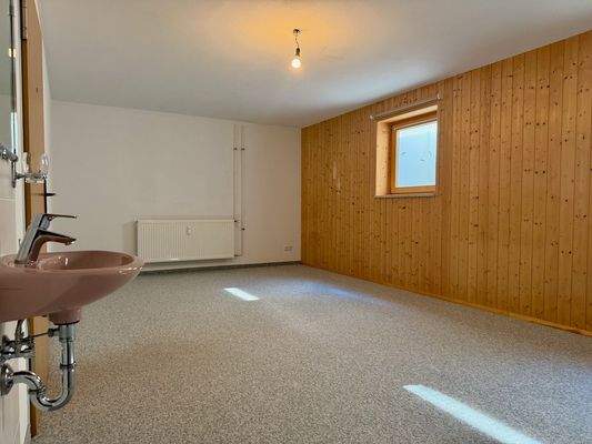 25 qm Hobbyraum mit Heizung, Strom, Wasser und zwei Fenstern