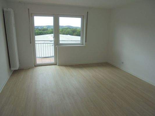 DGR Wohnzimmer mit Balkon