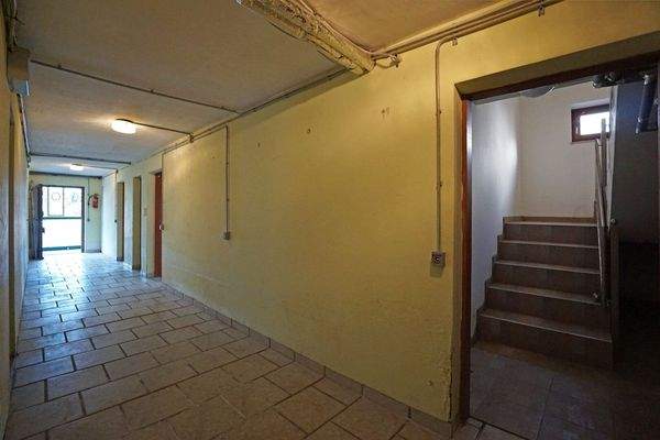 Stiegenhaus und Kellergang