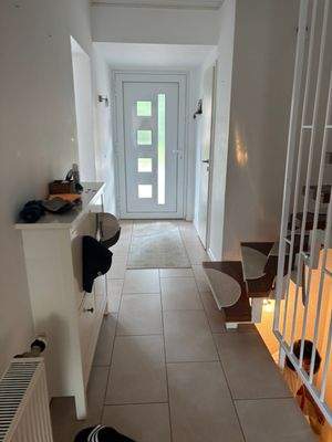 Eingangsbereich Blick zur Haustür.JPG