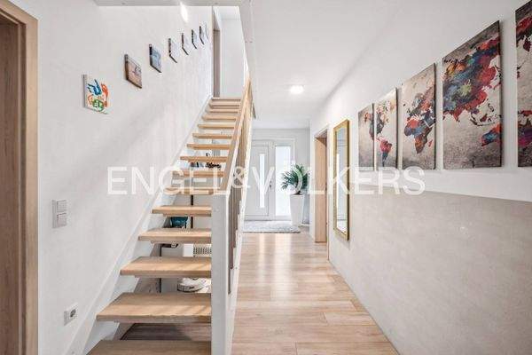 Flur mit Treppe ins Obergeschoss