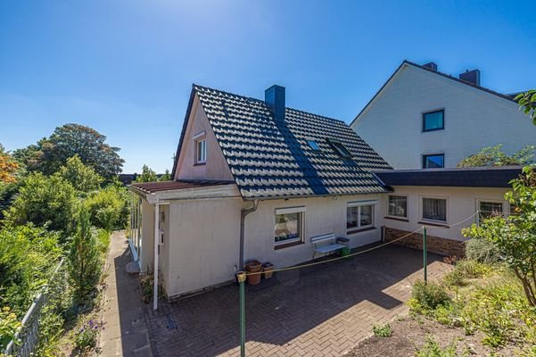 Blick vom Vorgarten auf das Haus und Nebengebäude