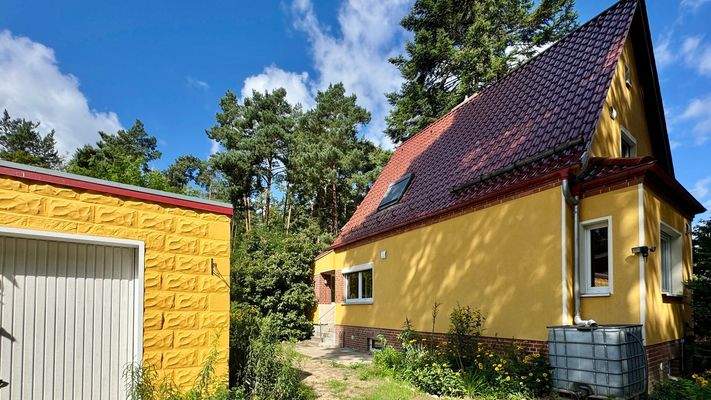Seitlicher Blick auf das Haus und die Garage