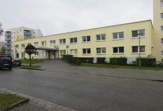 Ansicht von Durchfahrtsstraße auf Ärztehaus