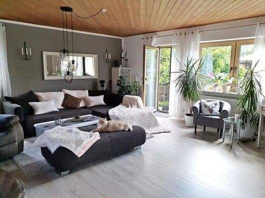 Wohnzimmer mit Balkonblick