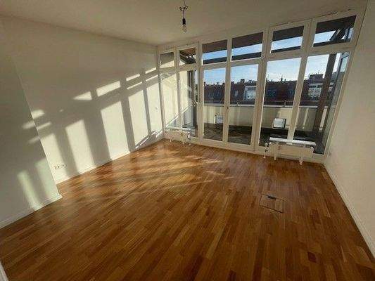 Helles Wohnzimmer mit Parkett