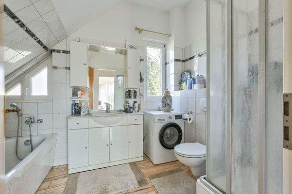 Tageslichtbad mit Waschmaschinenanschluss