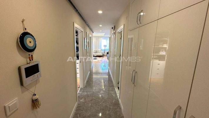 3-Bedroom Duplex Flat with Terrace near the Beach in Konyaaltı