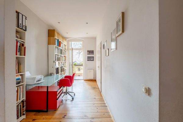 Arbeitsbereich und Blick zum Balkon