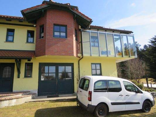 verklinkerter Erker und verglaster Westbalkon 