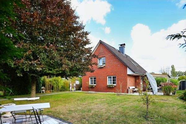 Gartenidylle mit Sonne und Schatten