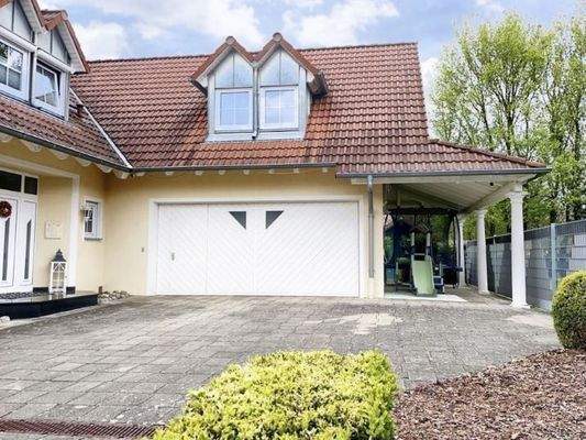 Hauptgebäude mit Nebenflügel