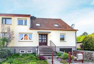 Hausansicht mit Eingangsbereich