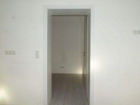 Blick vom Aufenthaltsraum zur Toilette