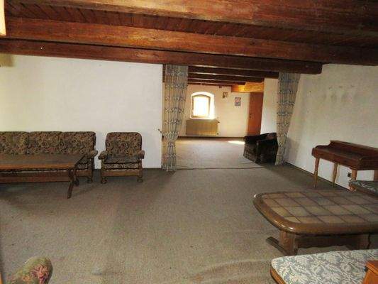 Wohnzimmer mit Zugang in das ehemalige Wohnhaus 