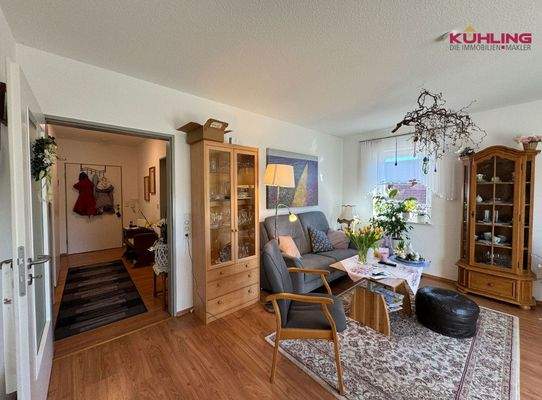 Wohnbereich mit Zugang zur Küche und zum Flur