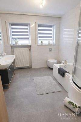 Modernes Badezimmer mit eleganten Details