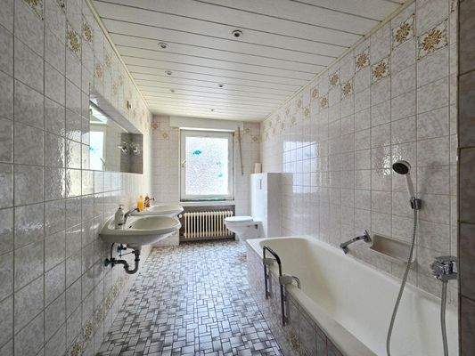 Tageslichtbad mit Dusche und Wanne