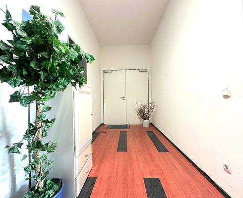 Eingangsbereich mit Garderobe und WC