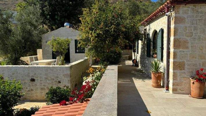 Kreta, Kournas: Malerisches Steinhaus mit bezauberndem See- und Meerblick zu verkaufen