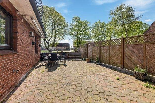 Großzügige Terrasse aus dem HWR raus