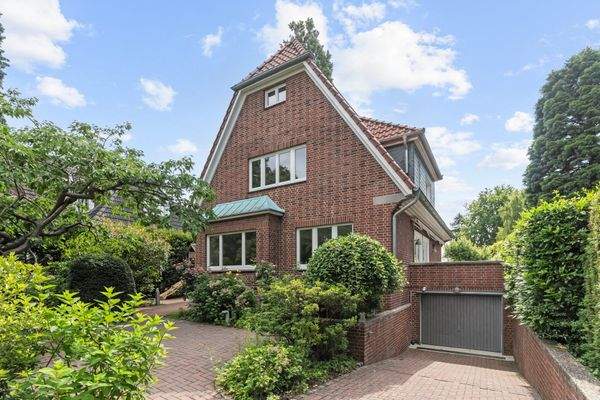 Frontansicht und Tiefgaragenzufahrt