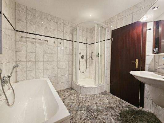 EG - Tageslichtbad mit Dusche und Wanne