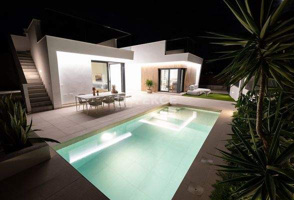 Detached Villas with Panoramic Views of the Golf Course in Murcia