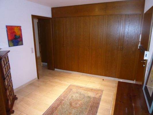 Flur mit Einbauschränken.JPG