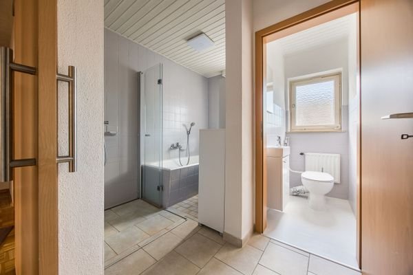 Tageslichtbad mit Wanne, Dusche und separatem WC 
