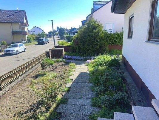 Vorgarten und Weg zum Haus