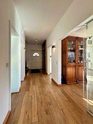 Flurbereich mit Abstellraum und Einbauelementen