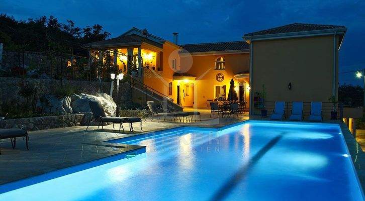 Die erste der beiden überwältigenden Villen