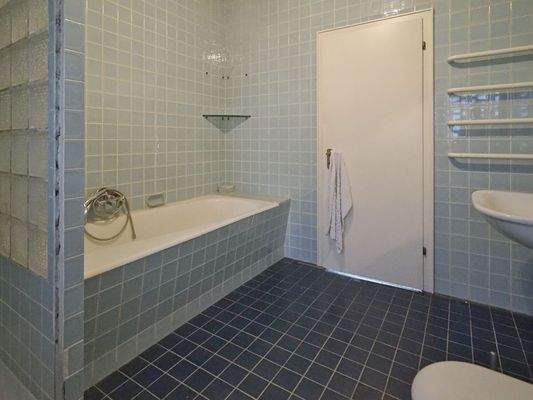 Bad mit Wanne und Dusche