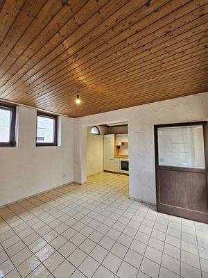 Wohnzimmer-Blick zur Küche/NH